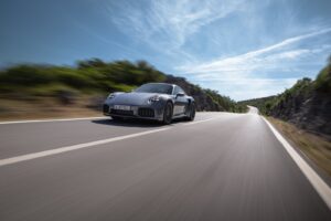 Porsche 911 Turbo S su strada di montagna
