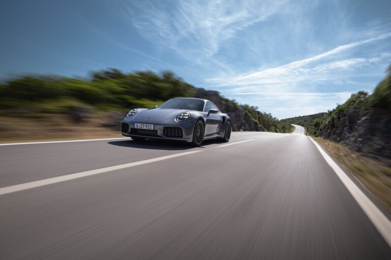 Porsche 911 Turbo S su strada di montagna