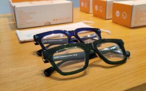 Occhiali da vista in acetato colorato, modello unisex con montatura oversize, handmade in Italy, design trendy, ideale per stile casual e moda eyewear.