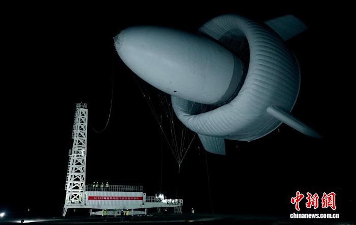 Pallone aerostatico dirigile generatore eolico al buio, dimostrazione di tecnologia e innovazione, attrazione turistica notturna, evento speciale con strutture di supporto, show di volo notturno.