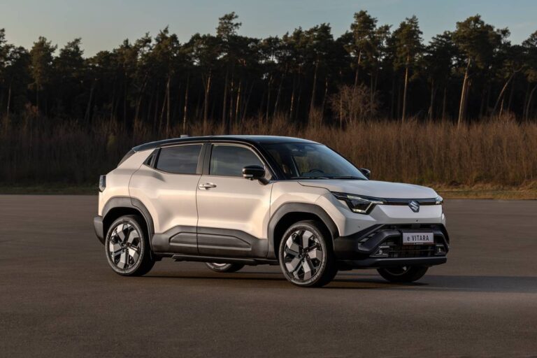 Automobile Suzuki e Vitara SUV elettrico design moderno in natura.