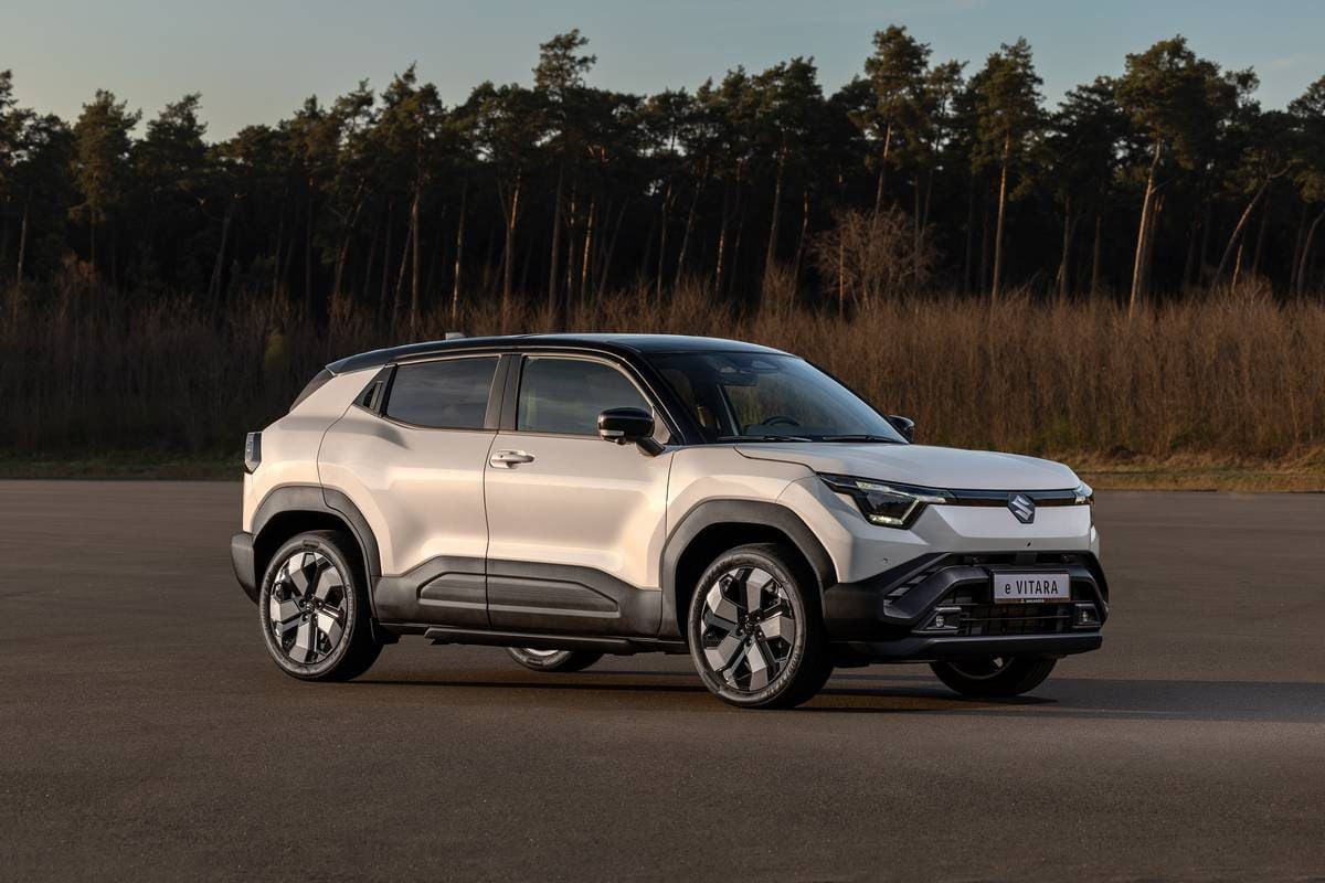 Automobile Suzuki e Vitara SUV elettrico design moderno in natura.