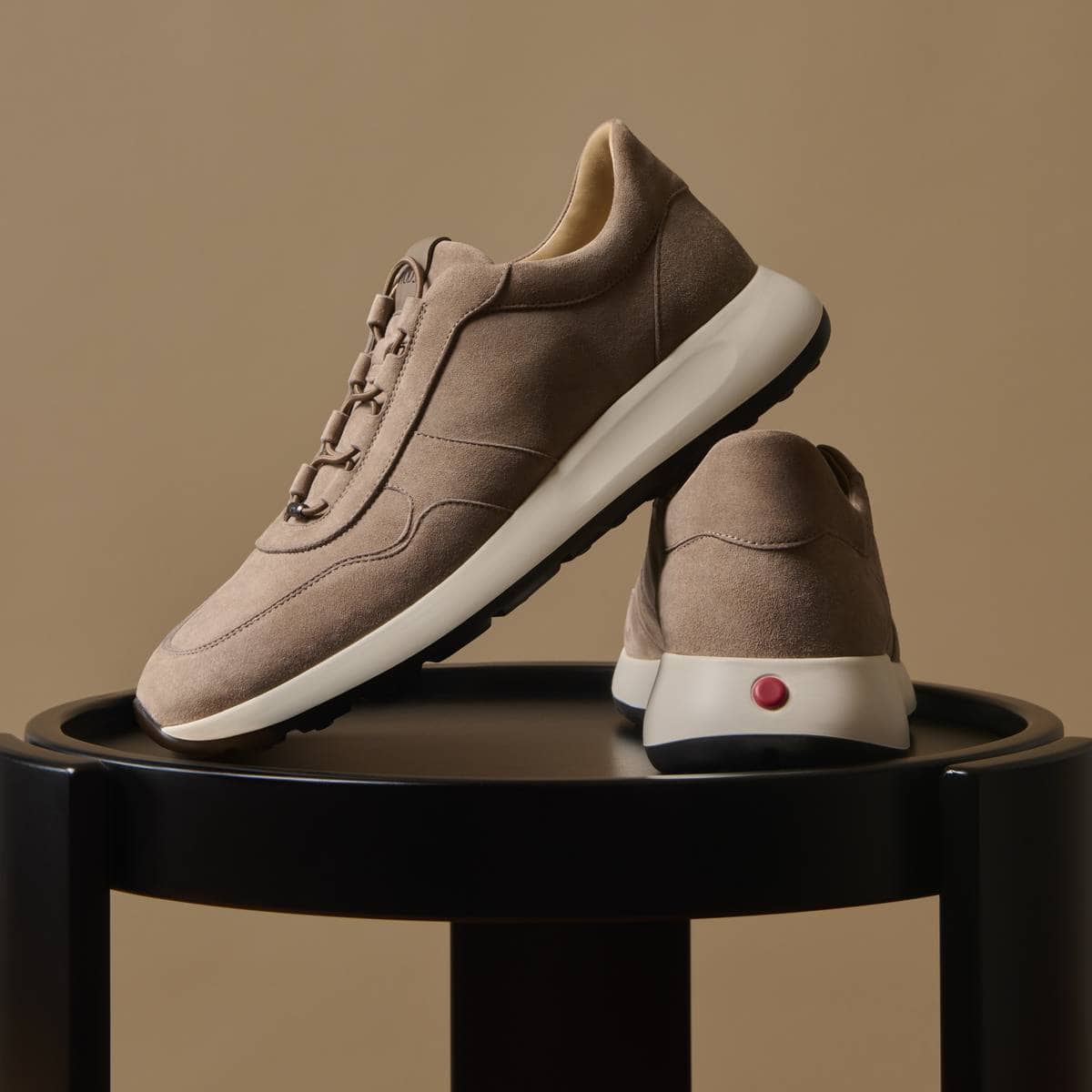 Comodissimi sneakers beige in tessuto scamosciato, ideali per stile e comfort quotidiano. Design elegante con suola ergonomica, perfetti per chi cerca scarpe alla moda e pratiche.