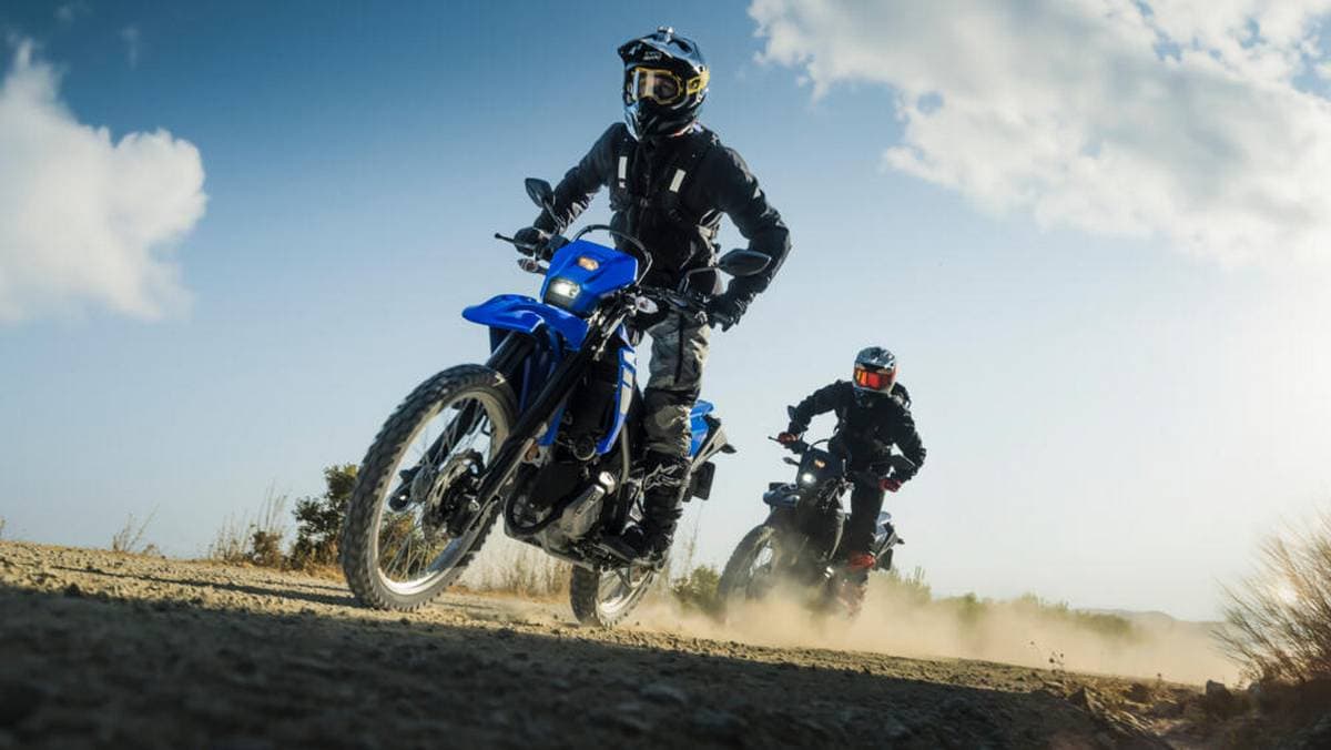 Motociclisti off-road in azione su terreni sterrati, sport e avventura in moto, scene dinamiche di enduro e moto da fuoristrada, entusiasmo per il motociclismo su terreni impervi.