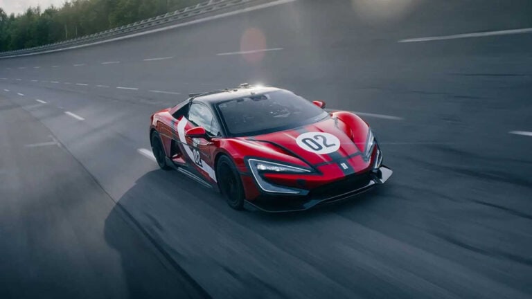 Yangwang U9 Xtreme in corsa su pista di gara.