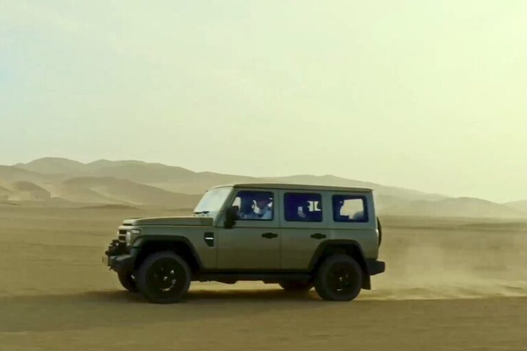 EMC 212 in fuoristrada nel deserto in movimento.