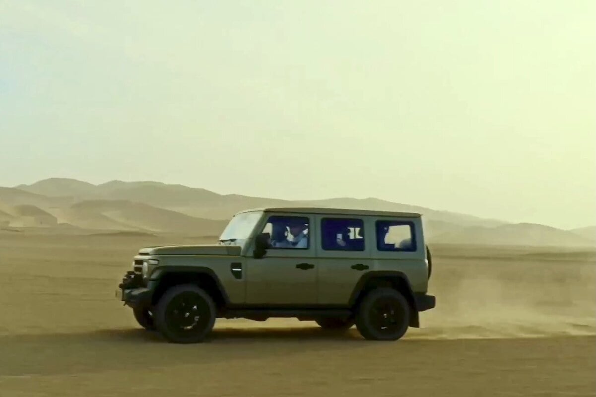 EMC 212 in fuoristrada nel deserto in movimento.