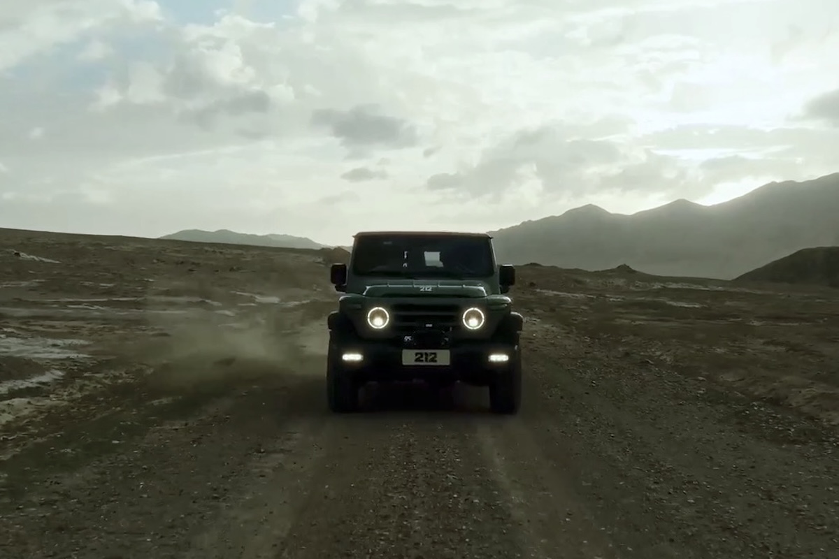 Auto EMC 212 fuoristrada in ambiente desertico, Sab, 212, off-road, avventura, veicolo robusto e resistente, paesaggio montano, natura selvaggia, esplorazione, veicolo SUV, scoperta, viaggio off-road.