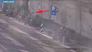 Rapina con monopattino a Milano ripresa da telecamere di sicurezza