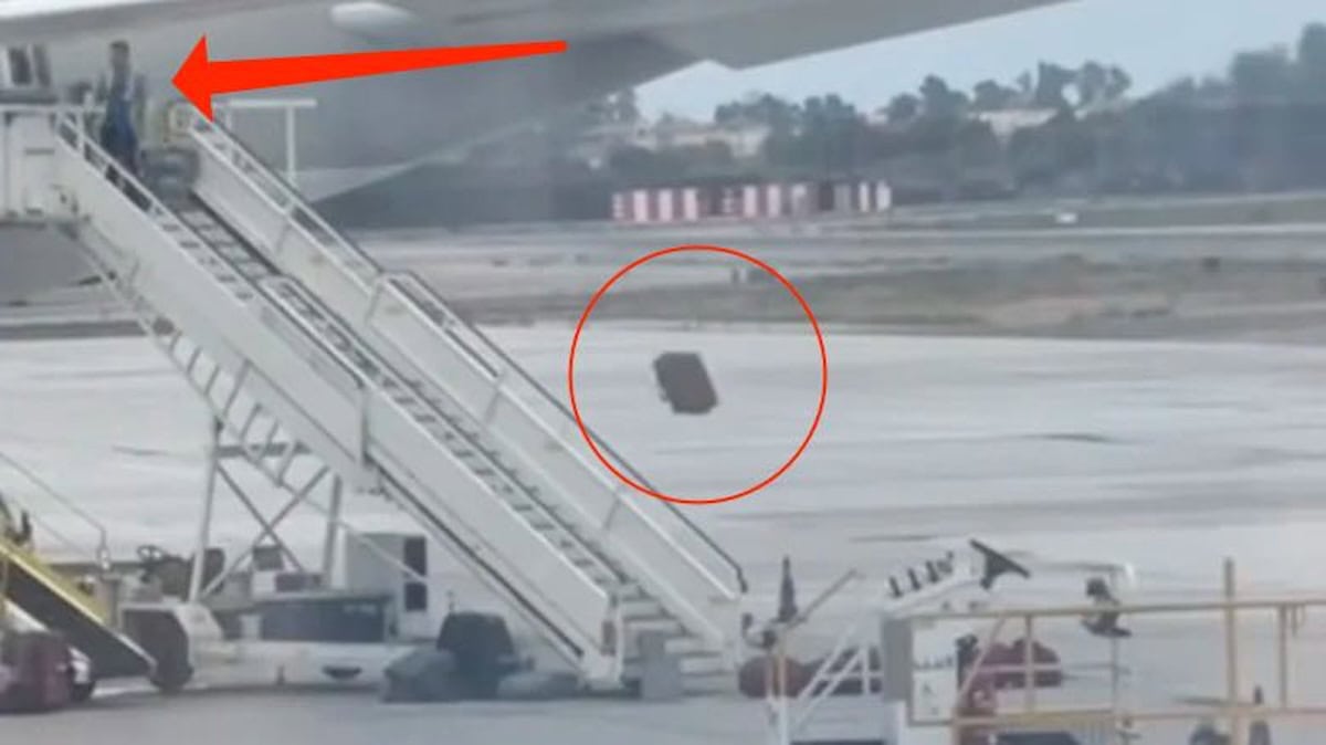 Passeggero che scende dall'aereo e oggetto in caduta sul molo di imbarco, scena di un incidente di aeroporto.