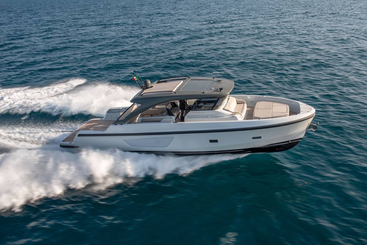 Yacht di lusso in mare, barca a motore premium, crociera esclusiva, vacanza in nautica, veicolo marittimo di alta qualità, imbarcazione moderna e elegante.