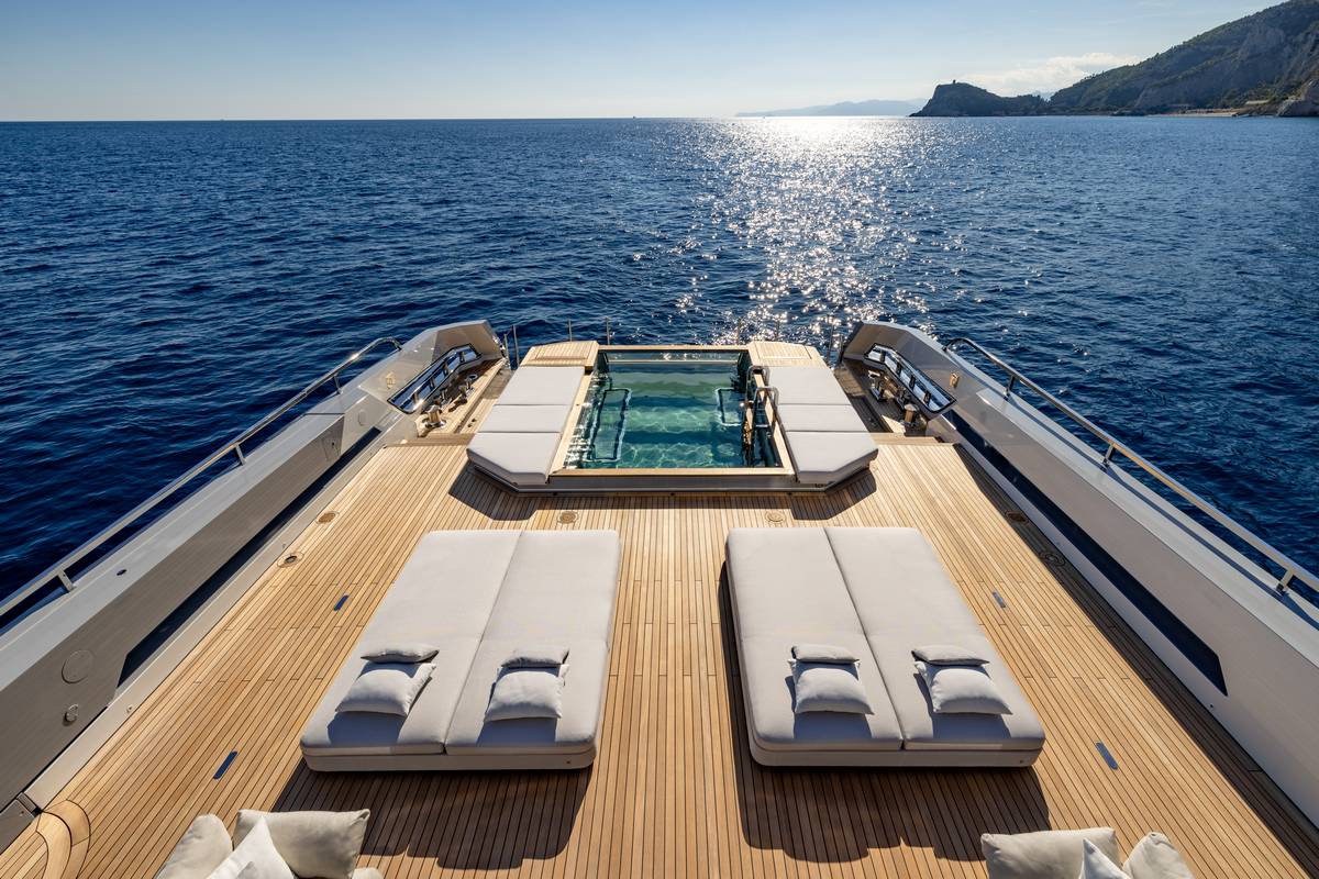 Columbus Crossover 42 Big Naan beach club