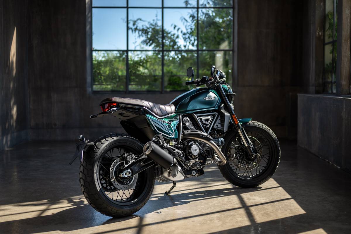 Ducati Scrambler Nightshift 2026 Emerald Green motore