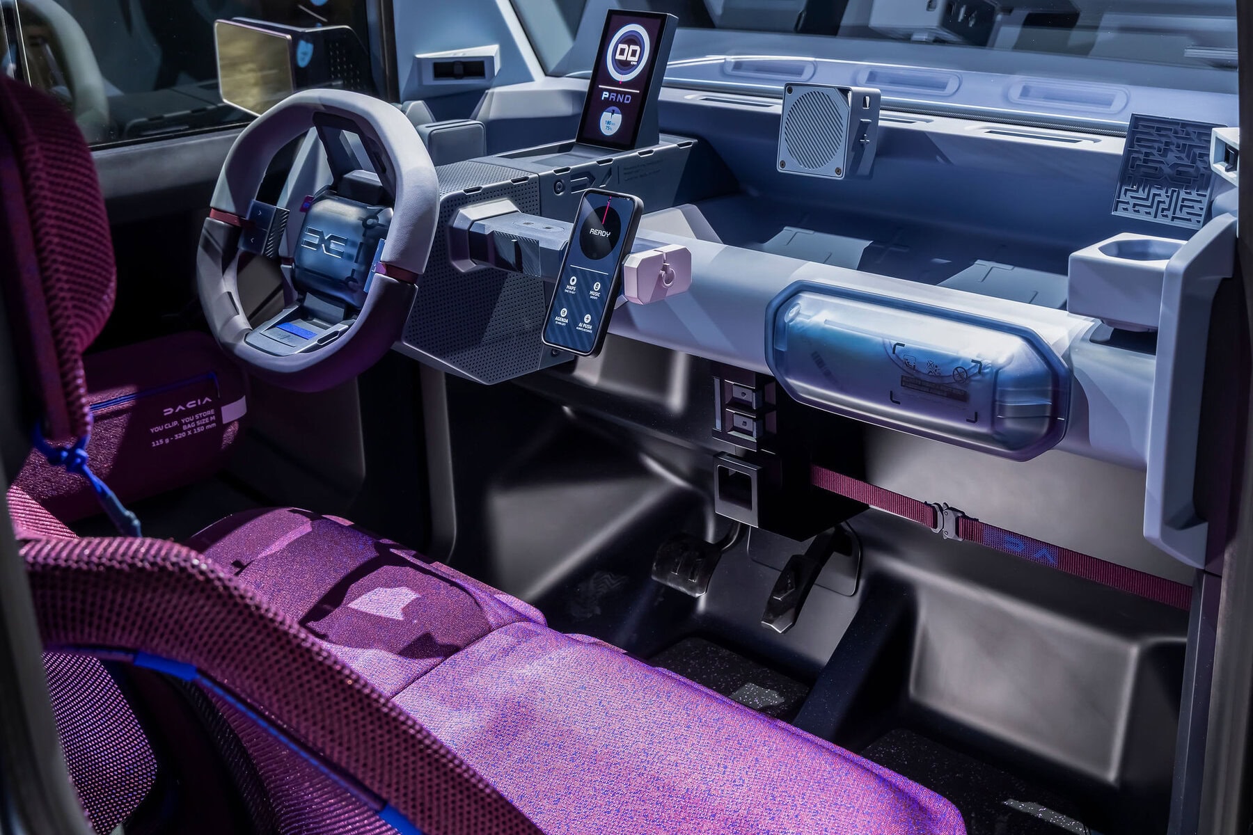 Interno dell'abitacolo di Dacia Hipster Concept con tecnologia avanzata e schermi digitali multifunzione.