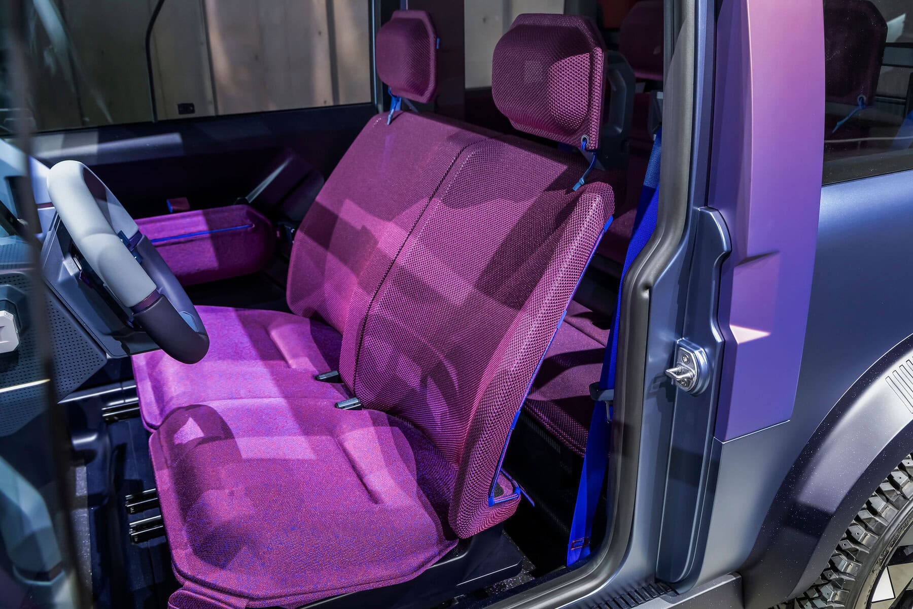 Sedili in tessuto rosa per Dacia Hipster Concept di alta qualità; interni moderni e confortevoli per un'esperienza di turismo in natura.