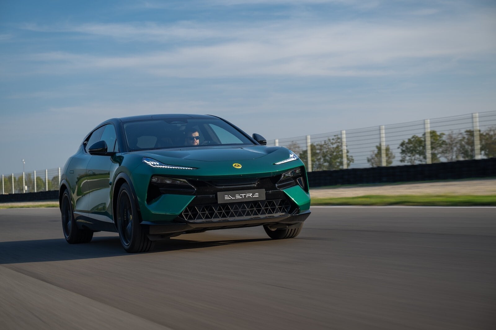 Auto elettrica Lotus Eletre 600 Sport SE in movimento su circuito NAS.