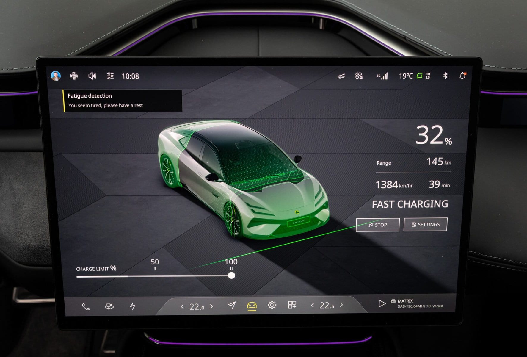 Schermo di Lotus Emeya Hypercharging con sistema di gestione energetica e ricarica veloce.