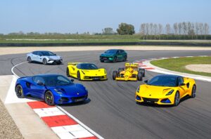 Auto sportive Lotus, , emira, monoposto di Formula 1 in pista, auto da corsa su circuito, vetture ad alte prestazioni, sportività e tecnologia automobilistica, scena di gara, pista di rally.