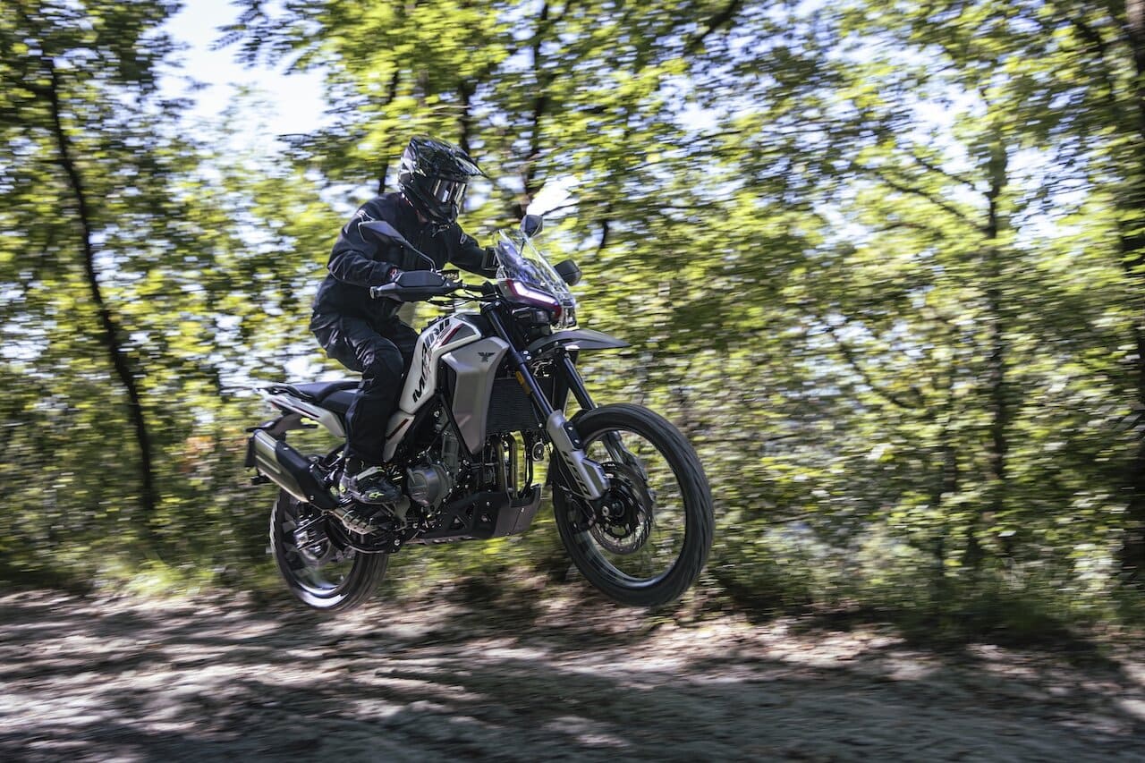 Moto Morini ALLTRHIKE 450 moto fuoristrada in corsa sulle montagne verdi.