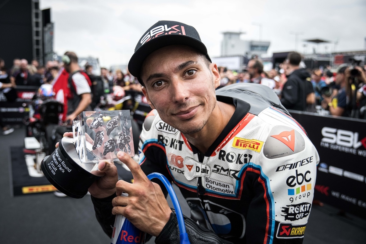 Pilota di moto da corsa che tiene il trofeo del Gran Premio di Mandalika 2023 in pista mondiale MotoGP.
