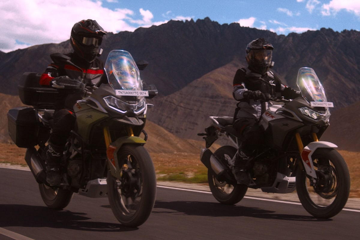 TVS Apache RTX adventure su strada, motociclette BMW GS con piloti equipaggiati, paesaggio montano all'aperto, emozionante viaggio su strada, moto da turismo e avventura.