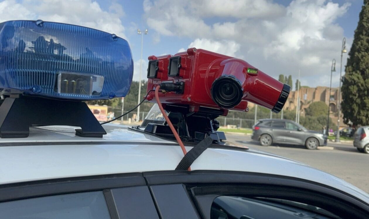 Telelaser radar di controllo velocità su veicolo di polizia in attività in strada, strumento elettronico per autovelox, dispositivi di sicurezza stradale, tecnologia di monitoraggio velocità.
