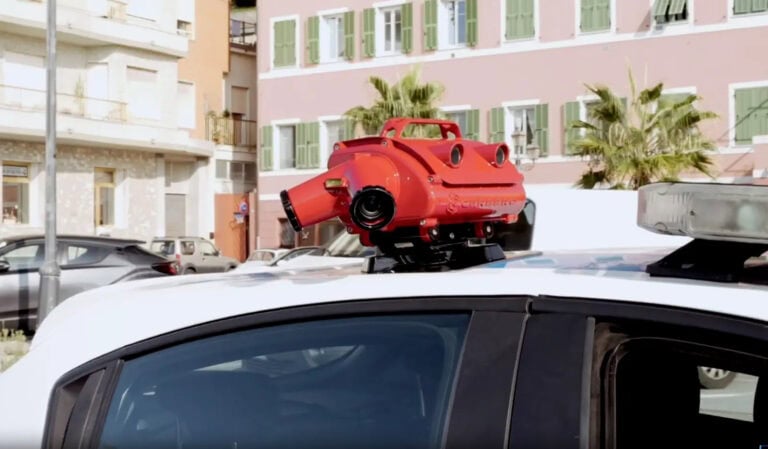 Sensore radar laser per auto, dispositivo di sicurezza e tecnologia automobilistica avanzata, installato sulla parte superiore di un veicolo.