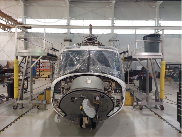 Rimorchio di helicopter militare in fase di assemblaggio in fabbrica.