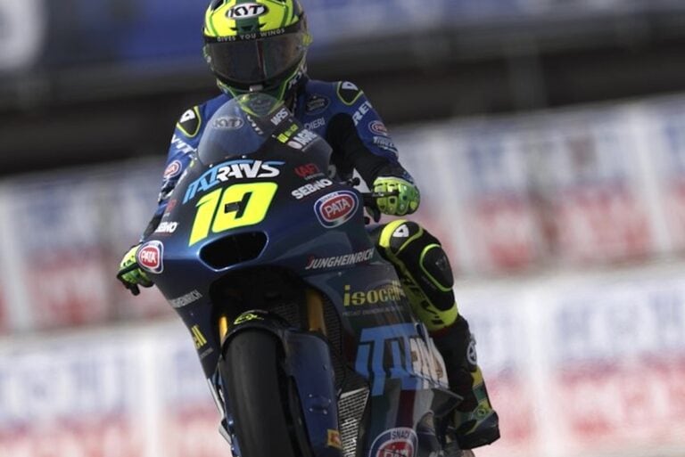 Diogo Moreira in pista durante una gara di Moto 2 in livrea blu e giallo.