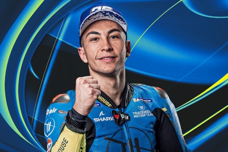 raul fernandez in tuta da gara con sfondo futuristico, simbolo di successo nel motorsport e nelle competizioni motociclistiche.