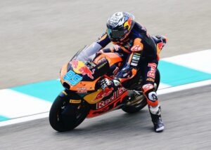 MotoGP Red Bull KTM Factory Racing, Rueda in curva in gara di alto livello, sport motoristico, competizione sulle piste, talento e velocità su moto da corsa, campionato mondiale motociclistico.