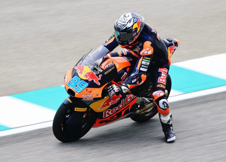 MotoGP Red Bull KTM Factory Racing, Rueda in curva in gara di alto livello, sport motoristico, competizione sulle piste, talento e velocità su moto da corsa, campionato mondiale motociclistico.