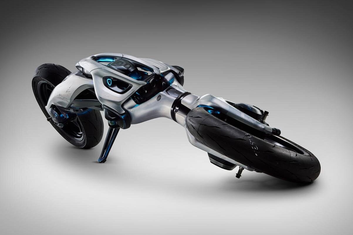 Futuristico veicolo aereo a drone con design high-tech e pneumatici sportivi, ideato per innovazione e mobilità del futuro.