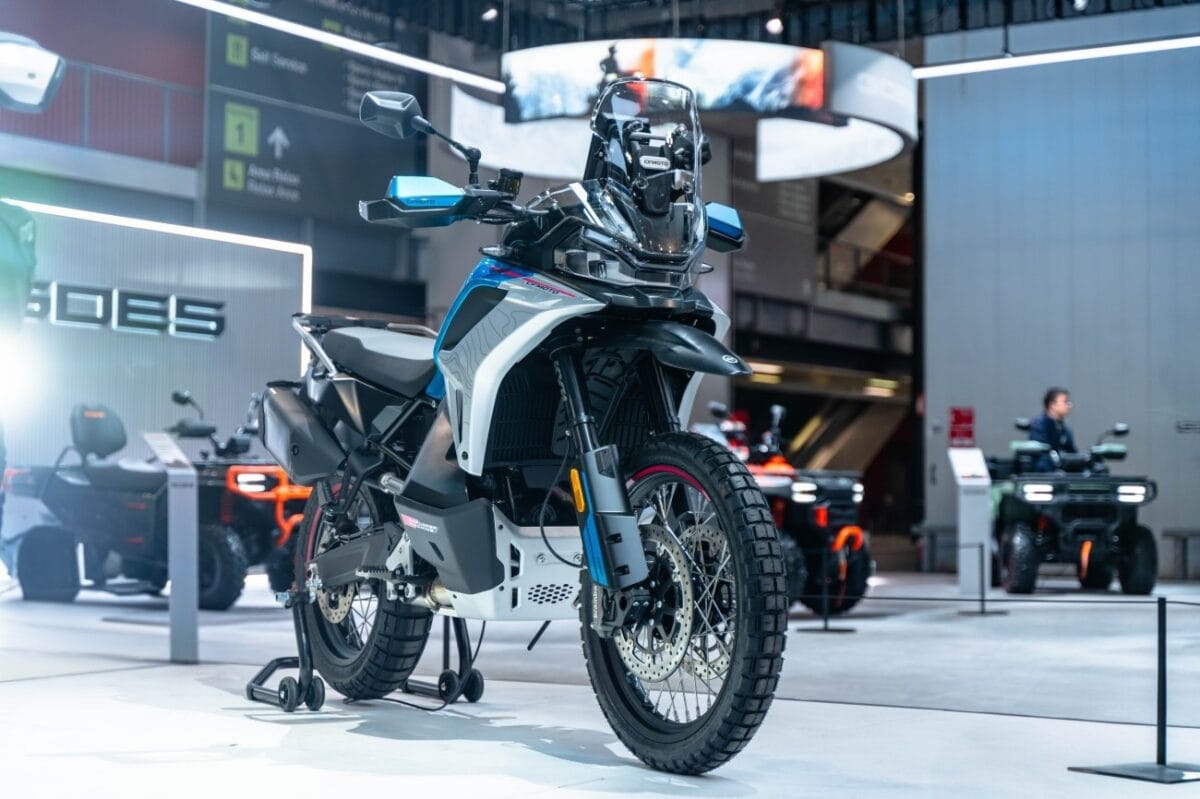 CFMOTO 1000MT-X 2025 in colorazione Zephyr Blue, nuova adventure bike da 111 CV in esposizione ad EICMA Milano, con design innovativo e tecnologia all'avanguardia, ideale per percorsi fuoristrada.