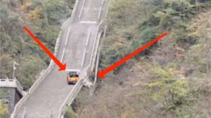 Auto sportiva in corsa su strada di montagna tortuosa, strada a curve panoramiche, automobilismo fuoristrada, avventura su strada sterrata, guida rally su strade montane.