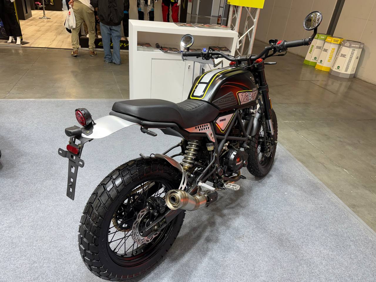 Moto Fuego fuoristrada con design moderno e robusto, pneumatici tassellati e componenti di alta qualità, ideale per avventure off-road e appassionati di motociclismo.