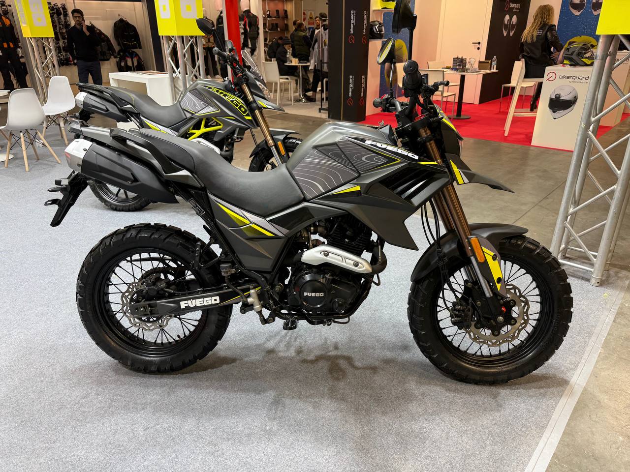 Moto fuoristrada Fuego, modello innovativo, design sportivo e robusto, ideale per avventure off-road, motore silenzioso, perfetta per appassionati di motociclismo fuoristrada.