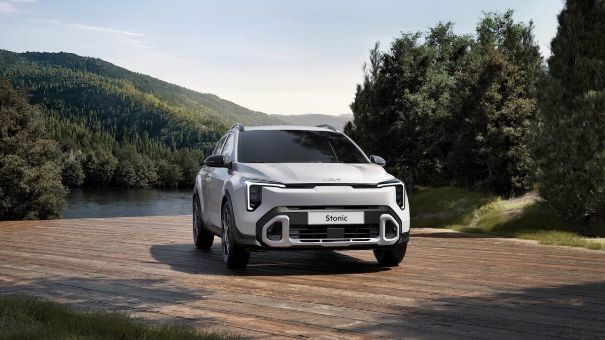 Kia Stonic, design moderno e innovativo, perfetta per avventure su strada e in natura, in un contesto naturale con montagne e fiume, eco-friendly e versatile.