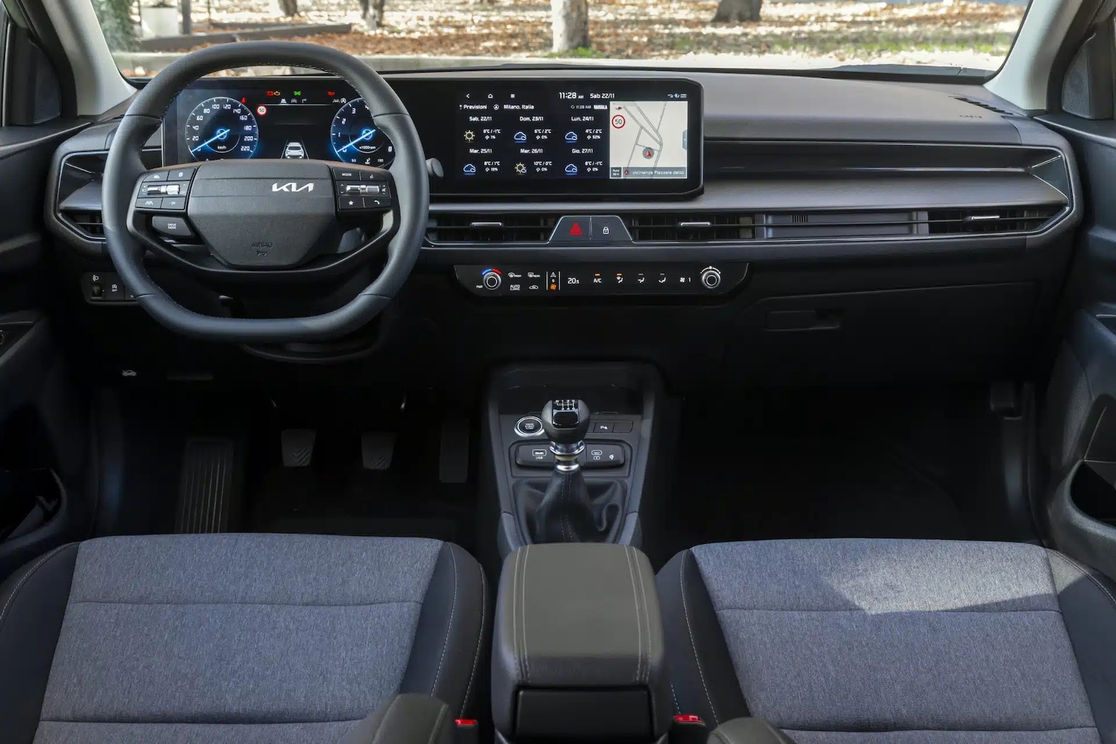 Interni dell'auto Kia Stonic 2026 con tecnologia avanzata e display digitale. Cabina moderna e spaziosa, perfetta per guida elettrica e comfort.