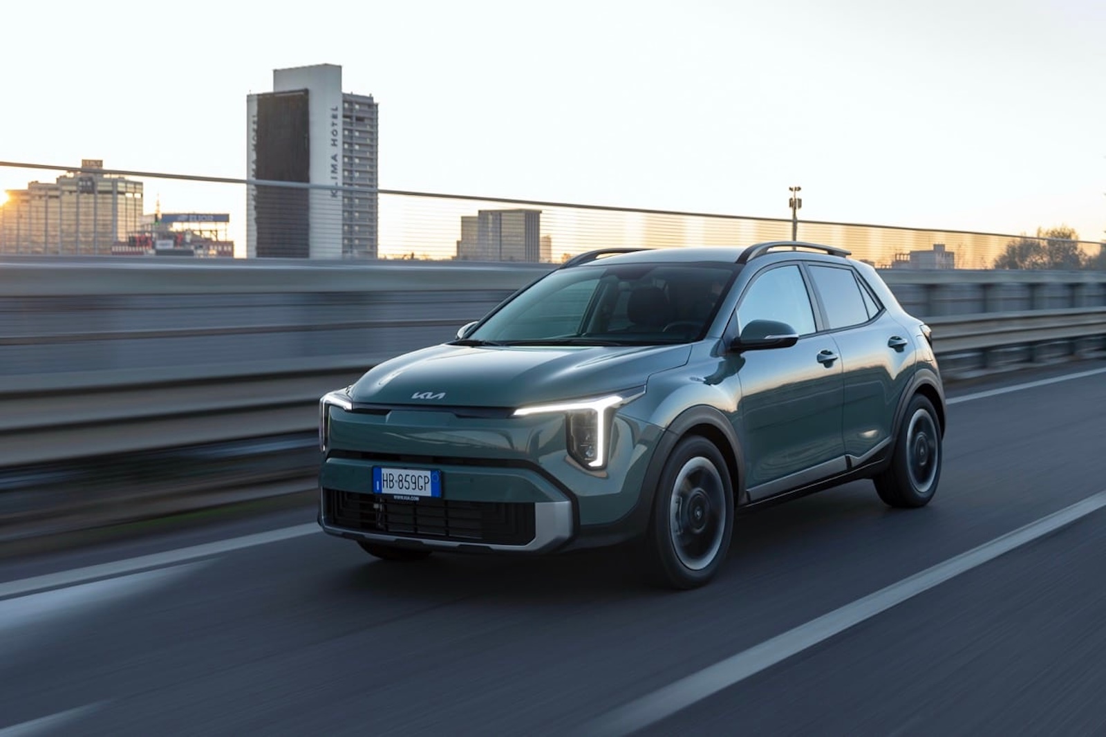 Auto elettrica Kia Stonic 2026 al tramonto con design innovativo e linee futuristiche, ideale per mobilità sostenibile e tecnologie avanzate.