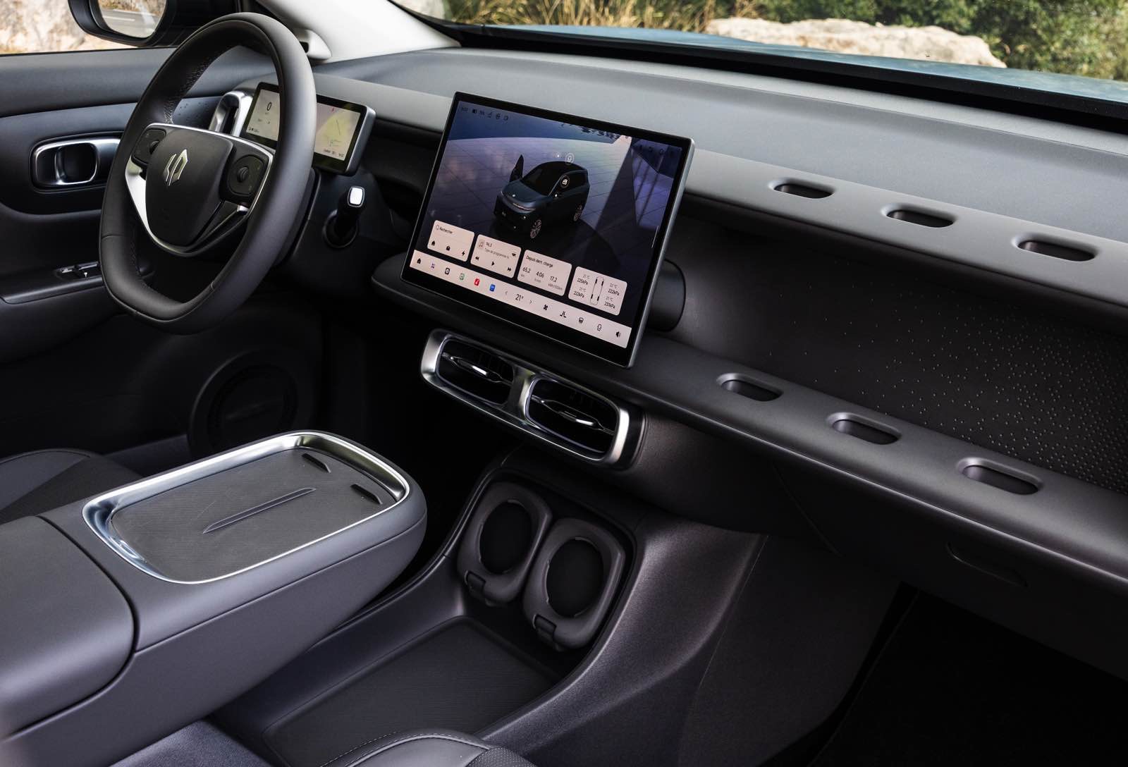 Automobile Leapmotor B10 con schermo touch e sistemi digitali di controllo.