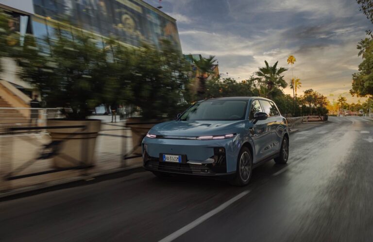 Auto elettrica Leapmotor B10, veicolo eco-friendly in movimento su strada urbana durante il tramonto, ideale per notizie sulle auto sostenibili e tecnologie innovative.