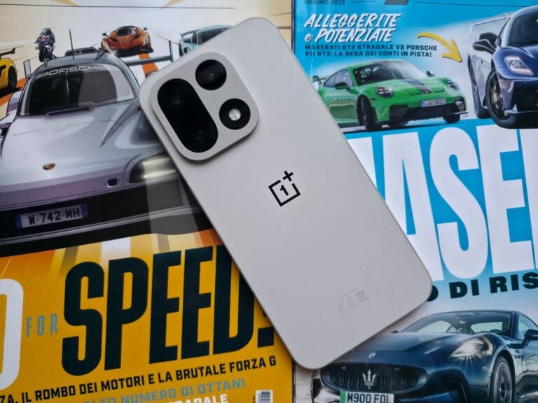 Telefoni OnePlus su riviste auto di lusso, con focus su autogara sportive e supercar, evidenziando innovazioni tecnologiche e design all’avanguardia.