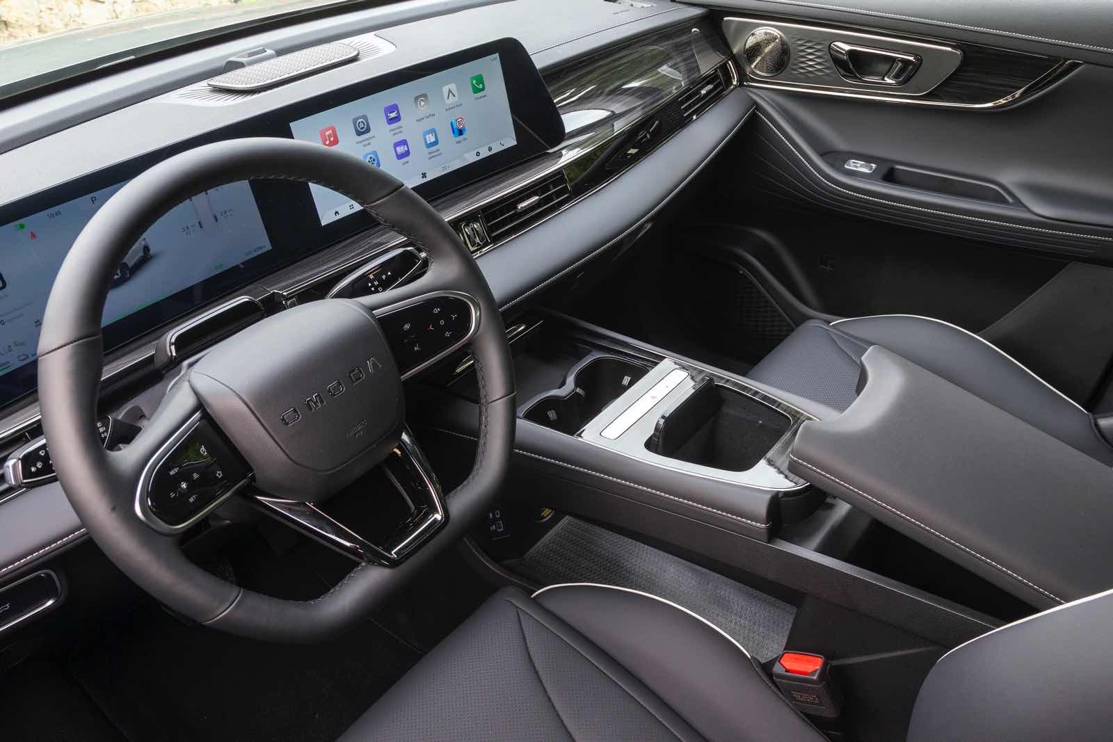 Schermo digitale integrato nell'abitacolo di un'auto Omoda 5 SHS-S , interni di lusso con tecnologia avanzata e comandi touch per una guida innovativa.