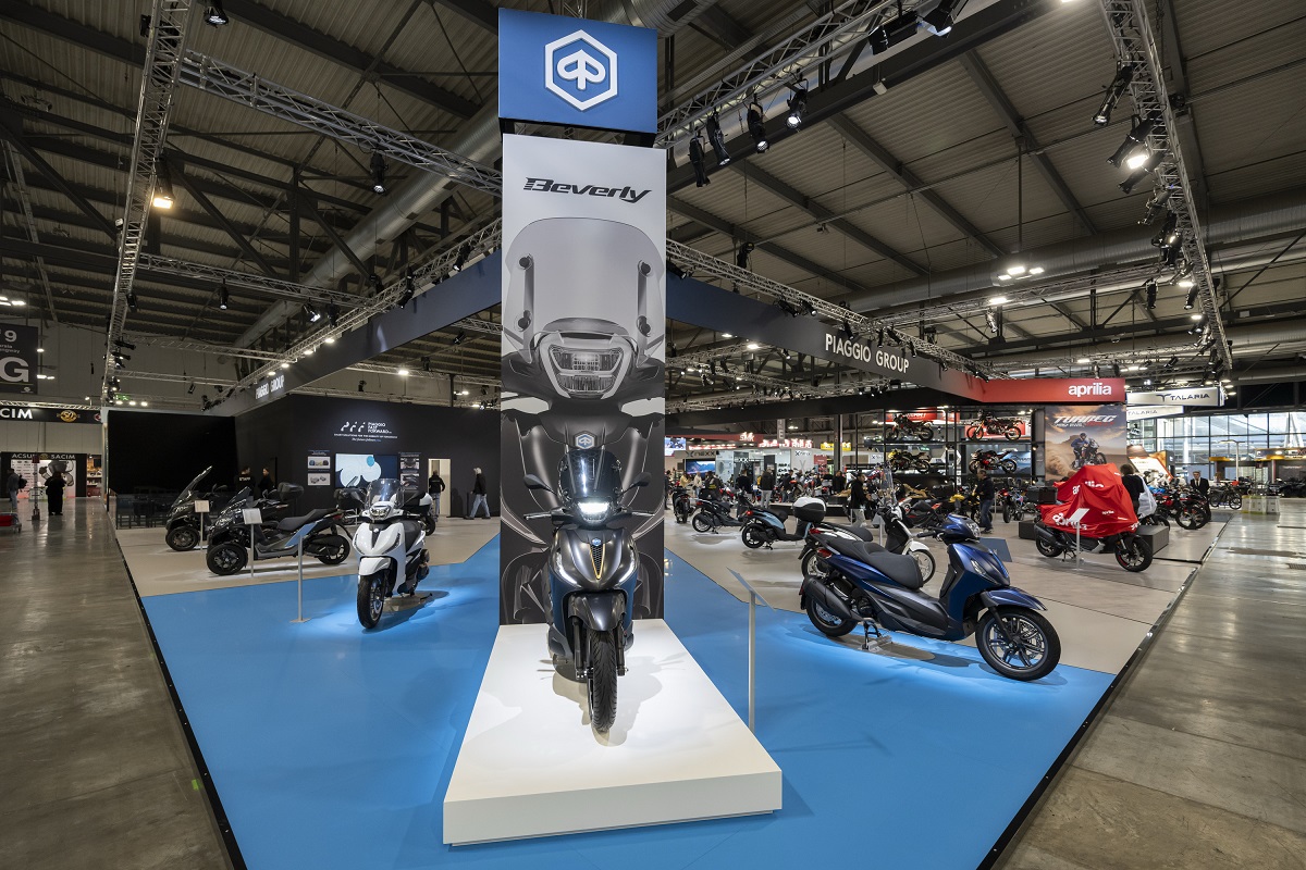 Design innovativo di scooter elettrici presso la fiera motociclistica Bologna Motor Show.