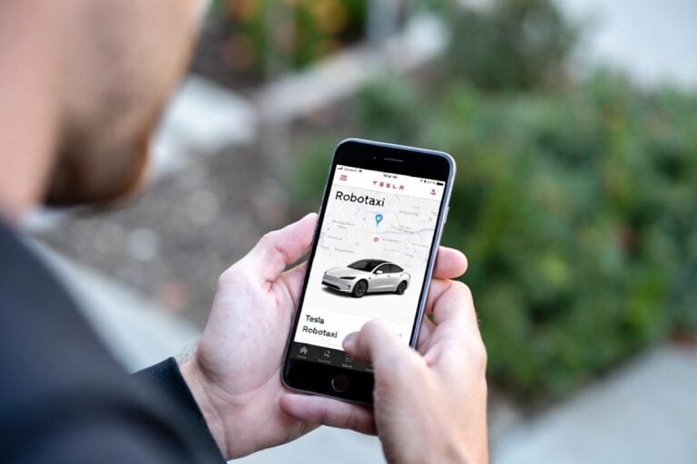 App per prenotare taxi robotici, interfaccia smartphone con mappa e auto moderna in evidenza.