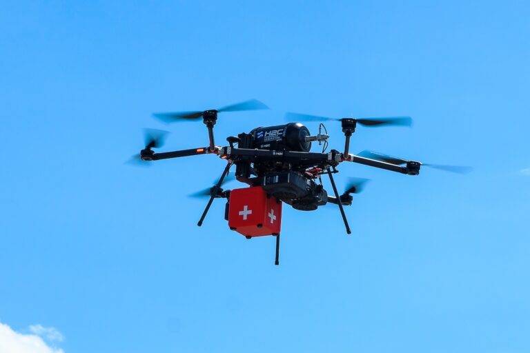 Dronte di emergenza medica con sistema di soccorso, dotato di casse di primo soccorso con croce svizzera, vola nel cielo blu per interventi rapidi in situazioni di emergenza.