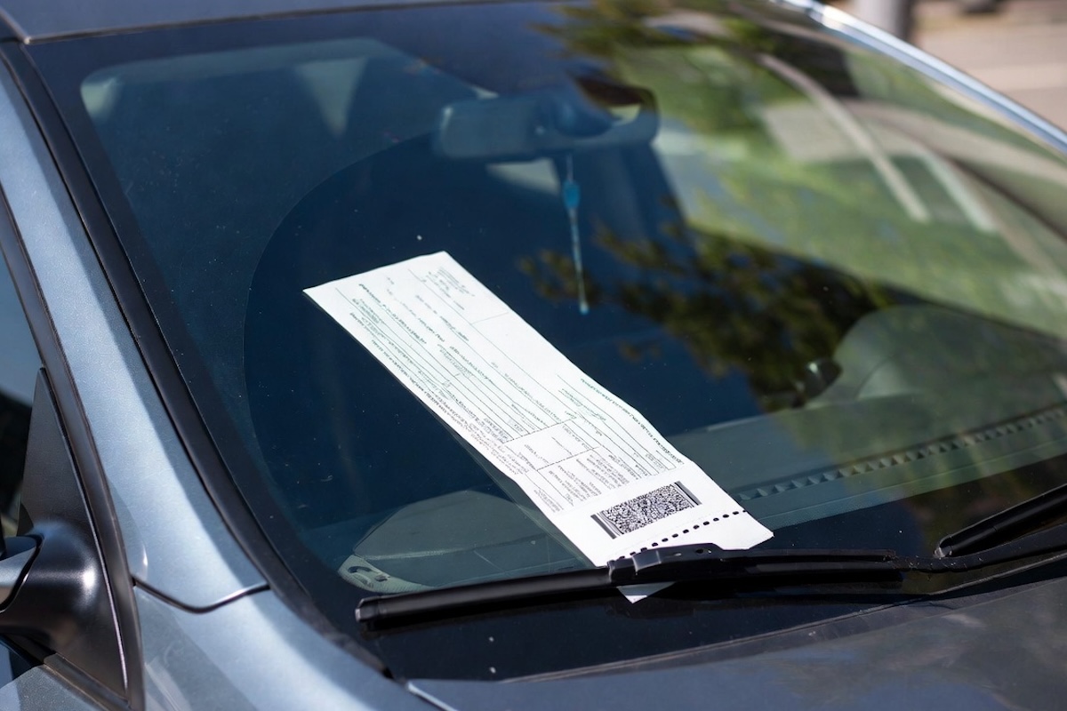 Biglietto auto posizionato sul parabrezza, documenti di immatricolazione veicolo, verifica legale e targhe, autocarri e veicoli di pattuglia, soluzione di sicurezza e controllo stradale.