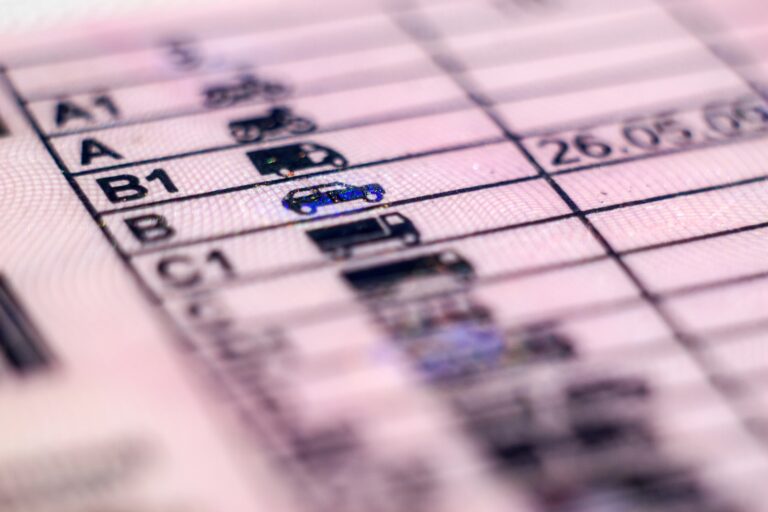 Retro della patente di guida con indicazione della classe della patente auto e moto.