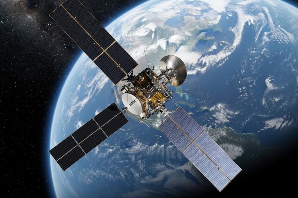 Satellitare in orbita intorno alla Terra visibile dallo spazio, con continenti e oceani in sfondo, tecnologia spaziale e comunicazione.